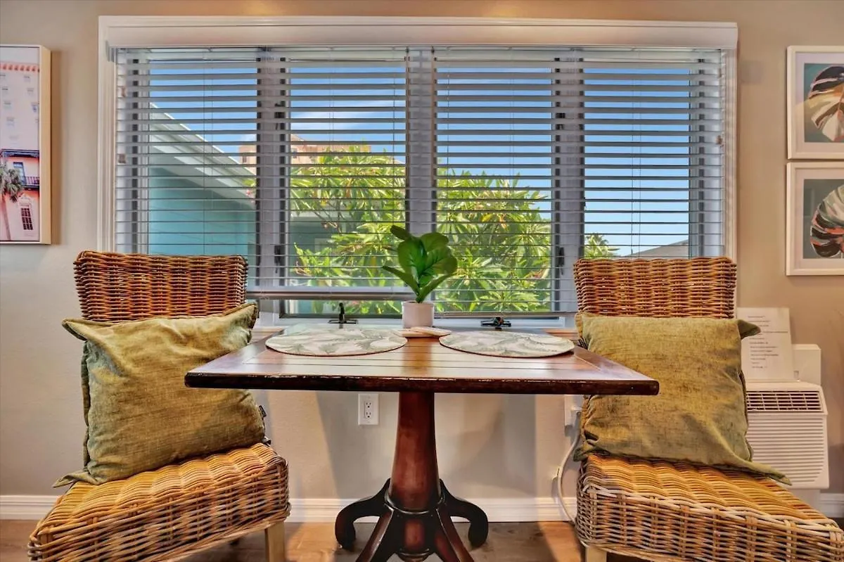 Luxury Waterside Suite 2Mins 2 Beach & Heated Pool Clearwater Beach Apartment